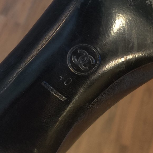 CHANEL Classic black leather CHANEL heels with patent leather cap toe US 9 - Picture 6 of 6